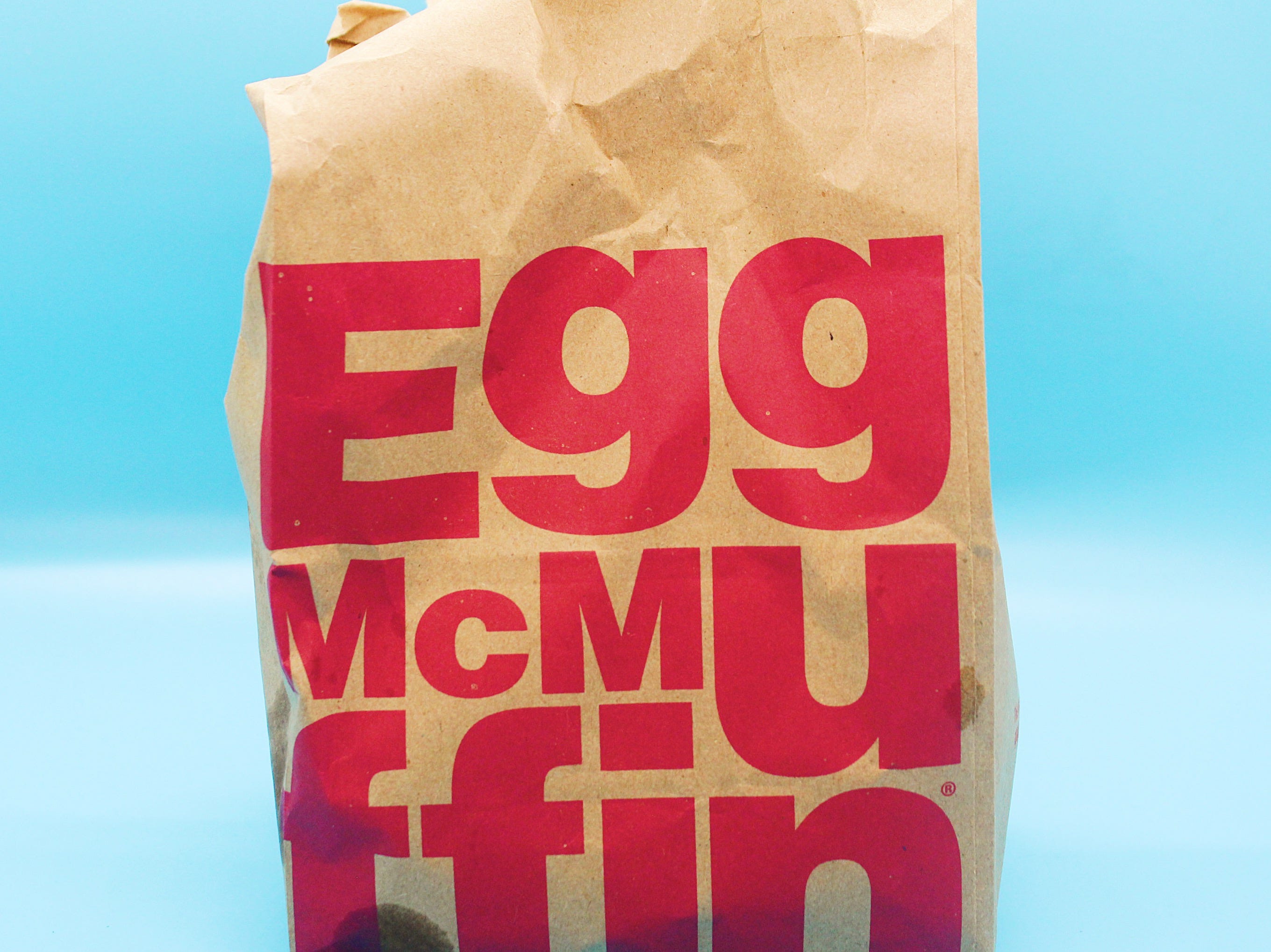 McDonalds-Frühstückspapiertüte mit Ei-Mcmuffin darauf geschrieben