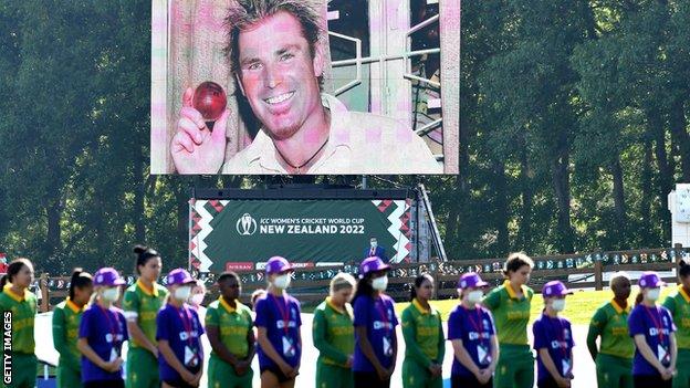 Schweigeminute für Shane Warne bei der Cricket-Weltmeisterschaft der Frauen in Neuseeland