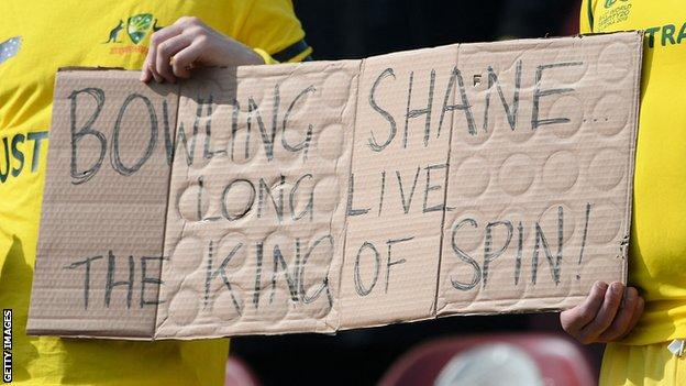 Ein Schild mit „Bowling, Shane“ – Adam Gilchrists ikonischem Schlagwort – wird von australischen Fans gehalten