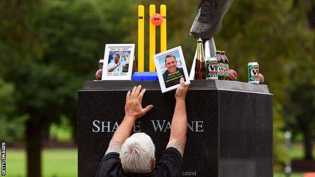 An der Statue von Shane Wane im MCG werden Ehrungen niedergelegt