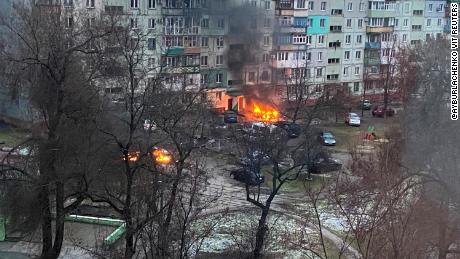 Nach einem Angriff auf ein Wohngebiet in Mariupol am 3. März 2022 ist ein Feuer zu sehen.