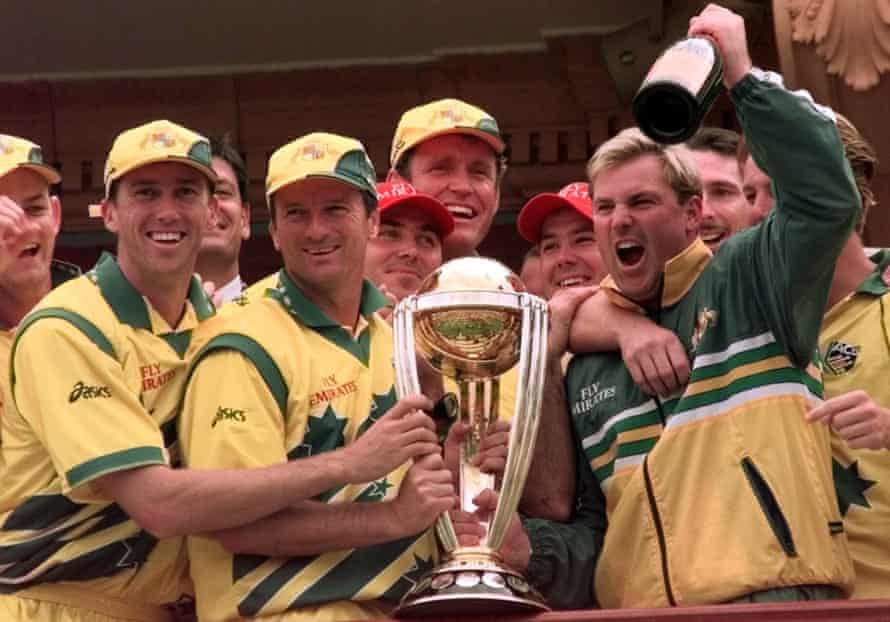 Shane Warne, mit Steve Waugh, der die Trophäe hält, feiert den Gewinn der Weltmeisterschaft 1999 mit australischen Teamkollegen auf dem Balkon des Herrn