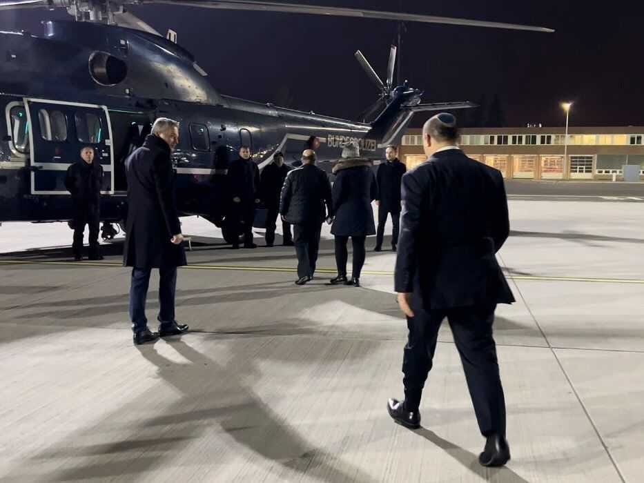 Der israelische Premierminister Naftali Bennett besteigt am 6. März 2022 einen Hubschrauber.