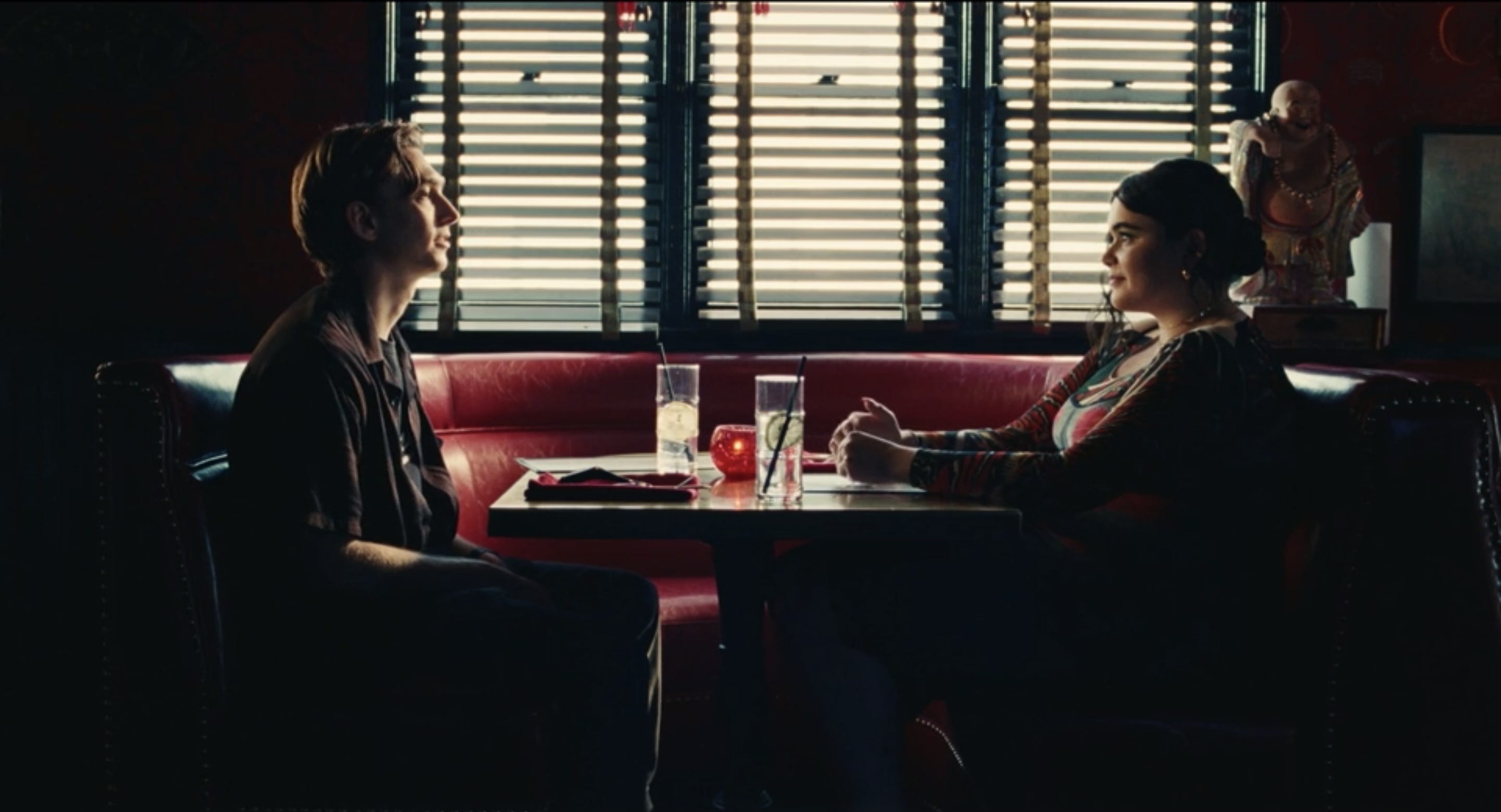 Ethan und Kat an einem Restauranttisch in der zweiten Staffel von „Euphoria“.