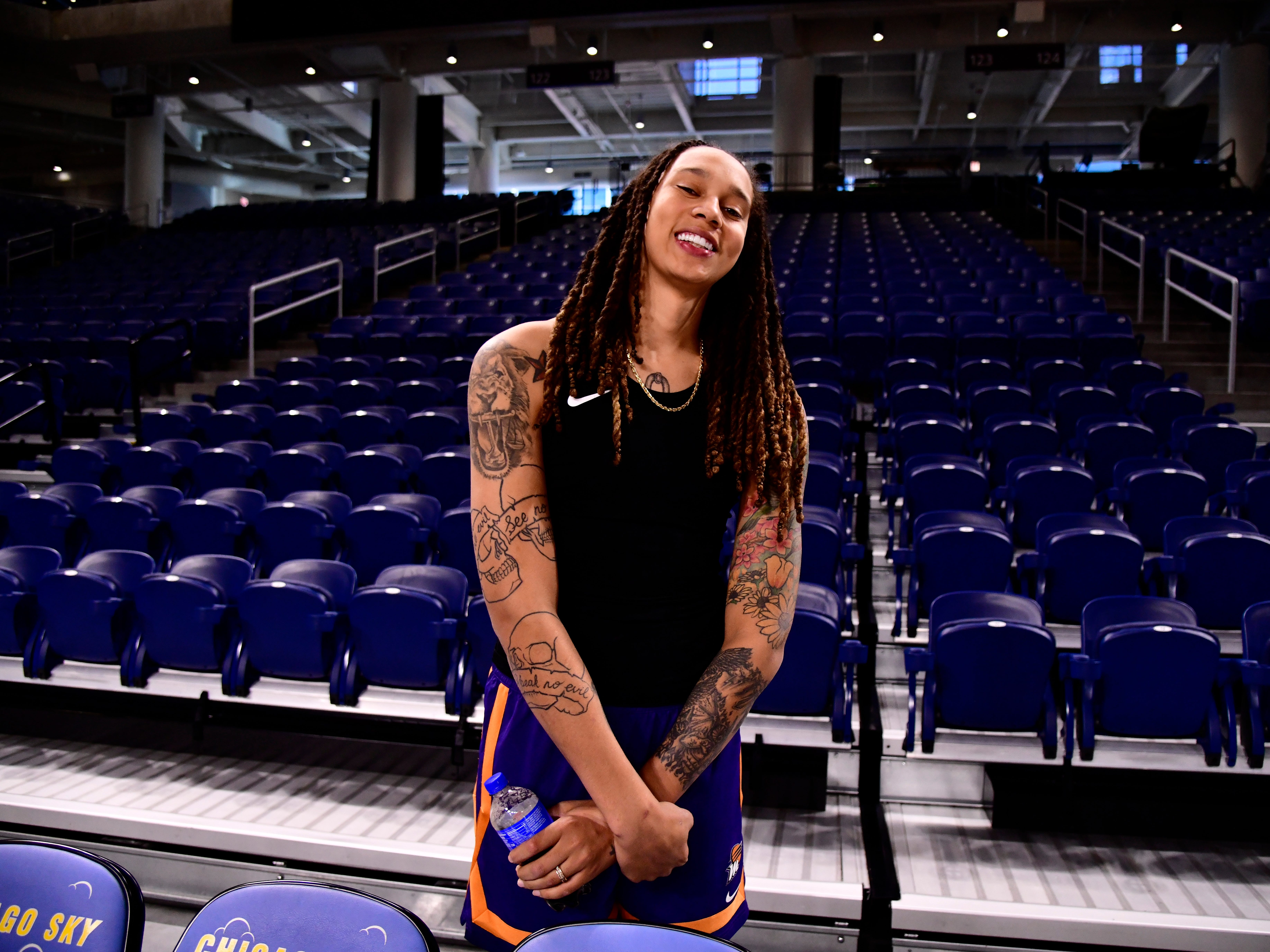 Brittney Griner #42 von Phoenix Mercury posiert für ein Foto beim Training und Medienverfügbarkeit während der WNBA Finals 2021 am 16. Oktober 2021 in der Wintrust Arena in Chicago, Illinois.