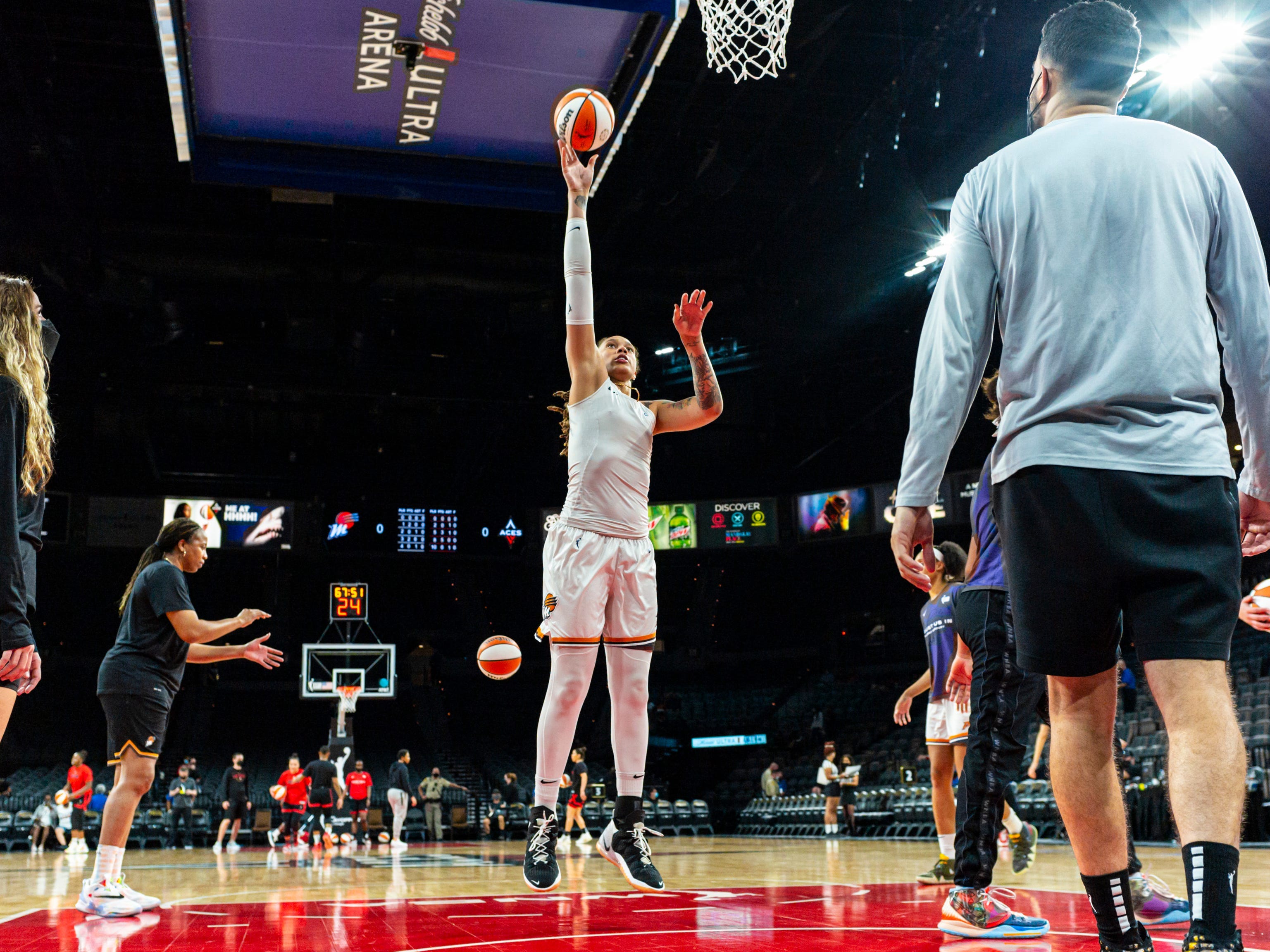 Phoenix Mercury Center Brittney Griner, Mitte, wärmt sich vor Spiel 5 der WNBA-Basketball-Playoff-Serie des Teams gegen die Las Vegas Aces am Freitag, den 8. Oktober 2021, in Las Vegas auf.