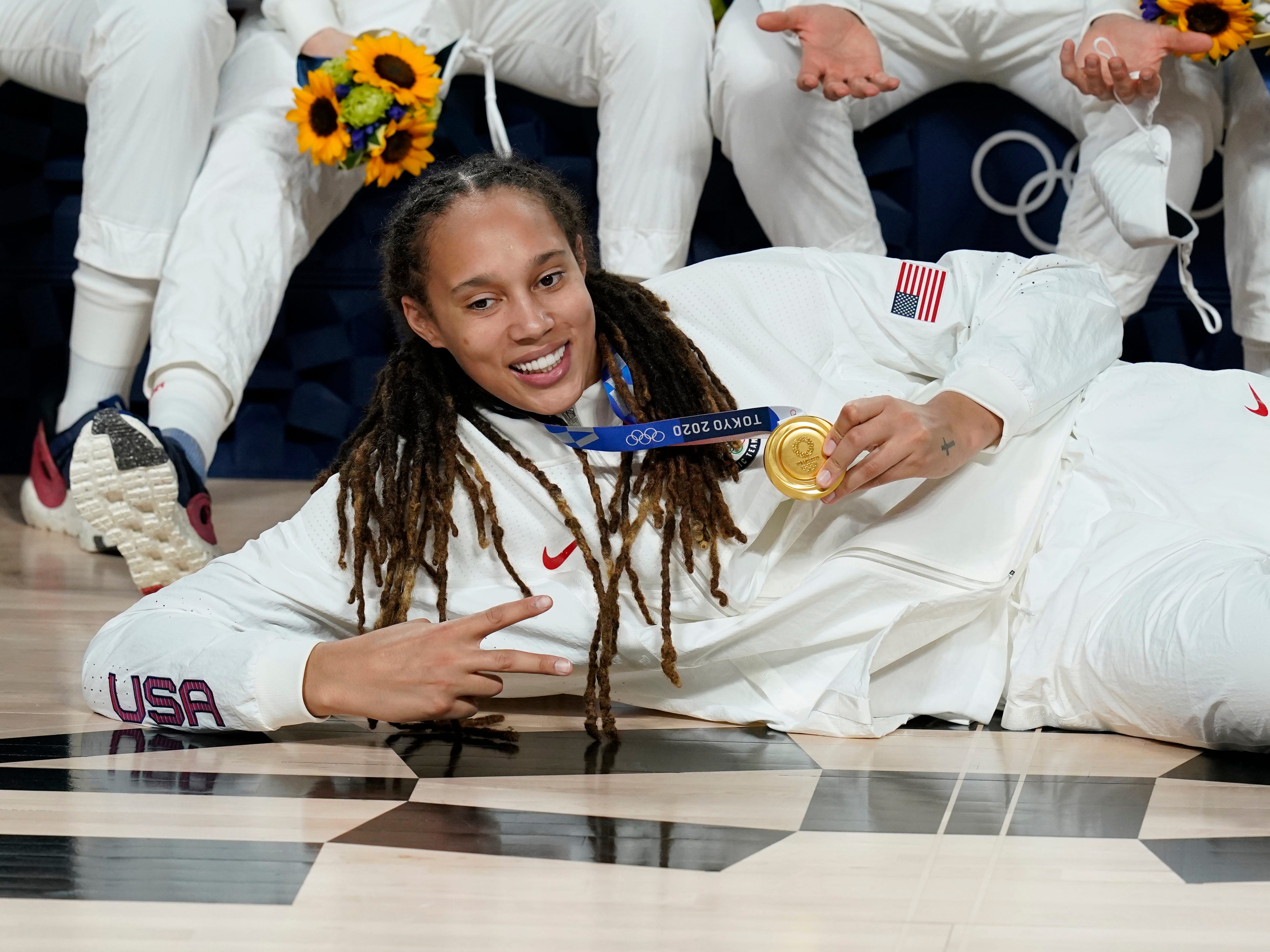 Die US-Amerikanerin Brittney Griner (15) posiert mit ihrer Goldmedaille während der Siegerehrung für den Frauenbasketball bei den Olympischen Sommerspielen 2020 am Sonntag, 8. August 2021, in Saitama, Japan.