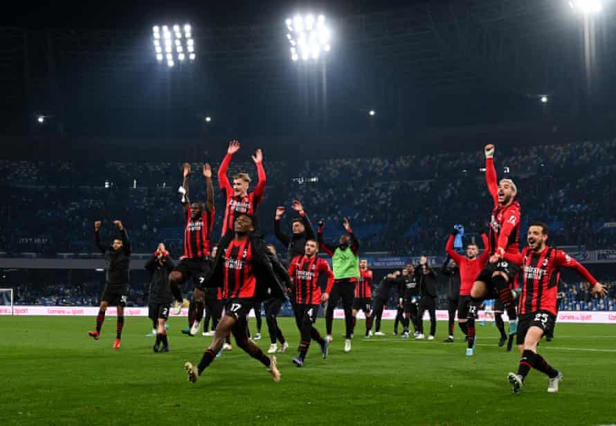 Milans Spieler feiern am Ende des Spiels.