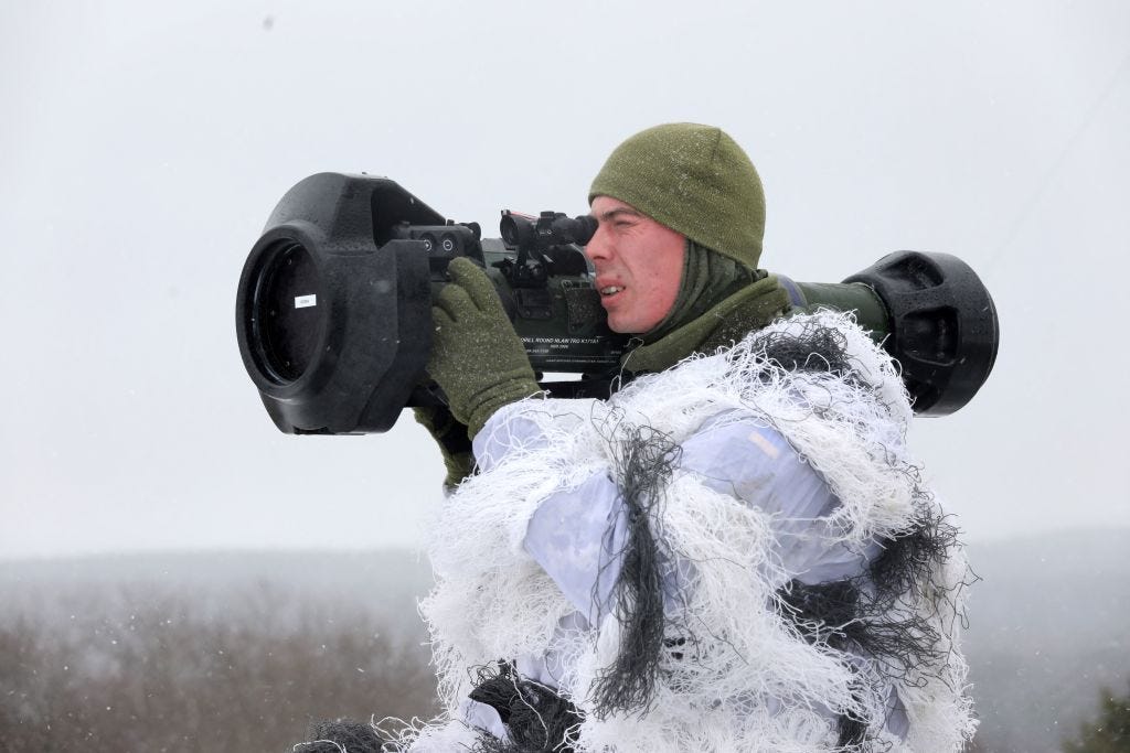 Ein Soldat der ukrainischen Streitkräfte zielt mit einem schwedisch-britischen Flugabwehr-Raketenwerfer der nächsten Generation (NLAW) während einer Übung auf das Schießgelände des Internationalen Zentrums für Friedenssicherung und Sicherheit in der Nähe der westukrainischen Stadt Lemberg 28. Januar 2022