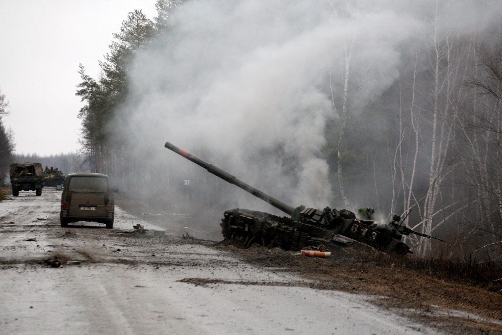 Rauch steigt aus einem russischen Panzer auf, der am 26. Februar 2022 am Rand einer Straße in der Region Lugansk von ukrainischen Streitkräften zerstört wurde.