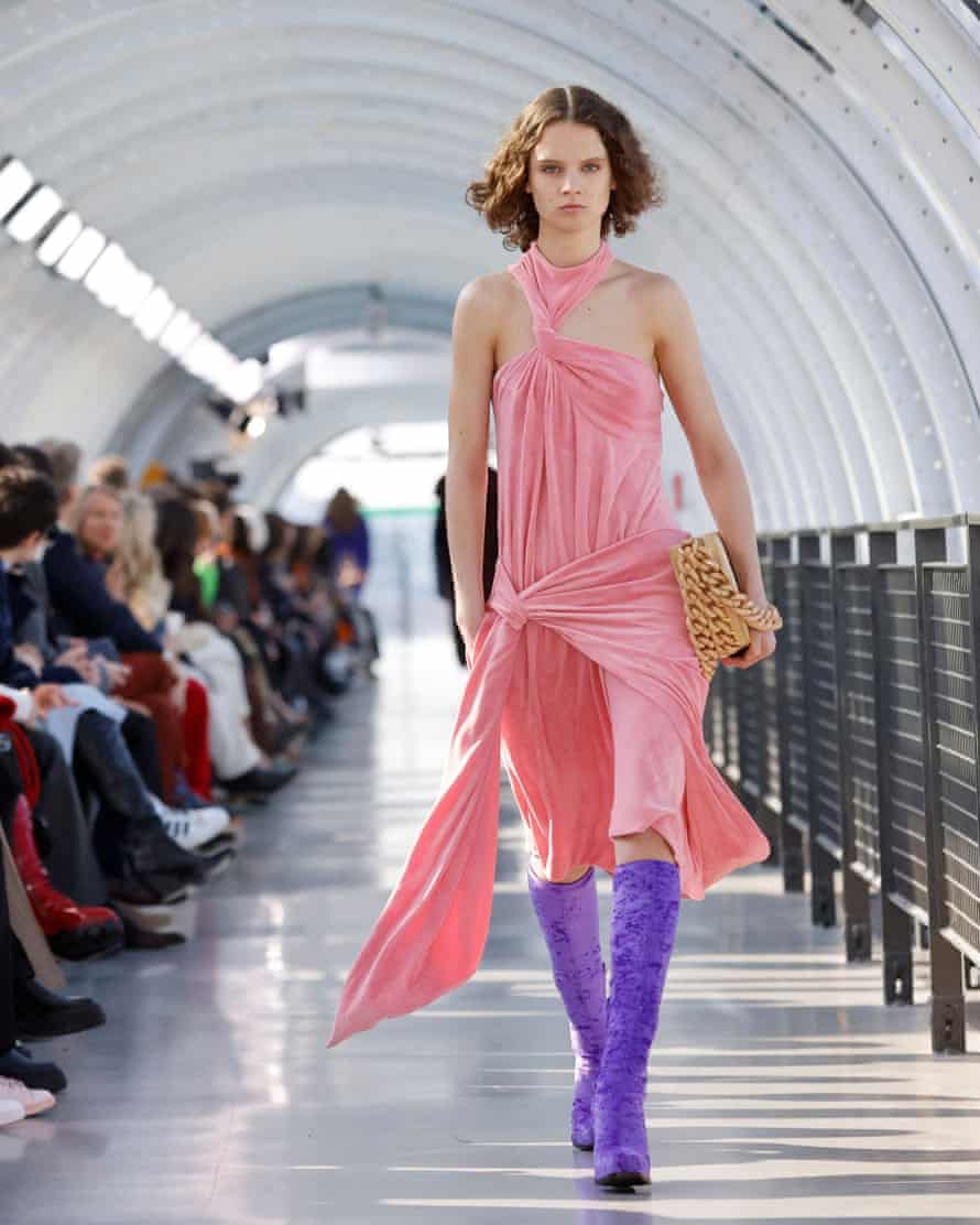 Ein Model trägt ein blassrosa, gerafftes Kleid von Stella McCartney im Rahmen ihrer Prêt-à-porter-Kollektion für Damen Herbst/Winter 2022/2023 auf der Pariser Modewoche.