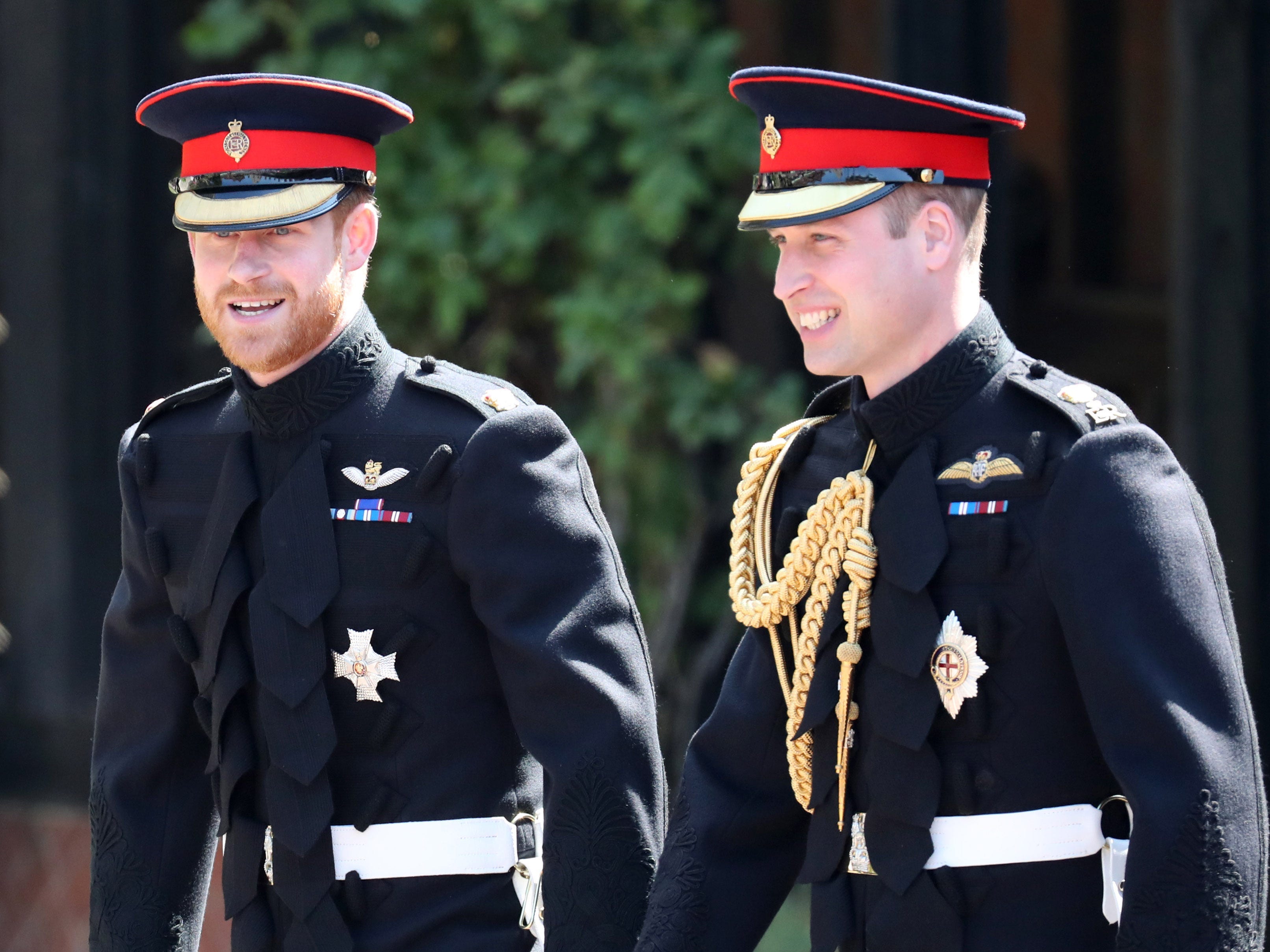 Prinz Harry und Prinz William stehen am Hochzeitstag von Prinz Harry im Jahr 2018 zusammen.
