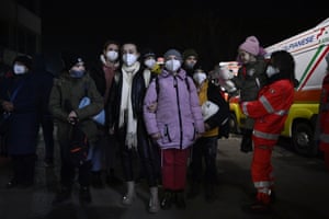 Ukrainische Flüchtlinge kommen nach einer langen Busreise in Italien an.