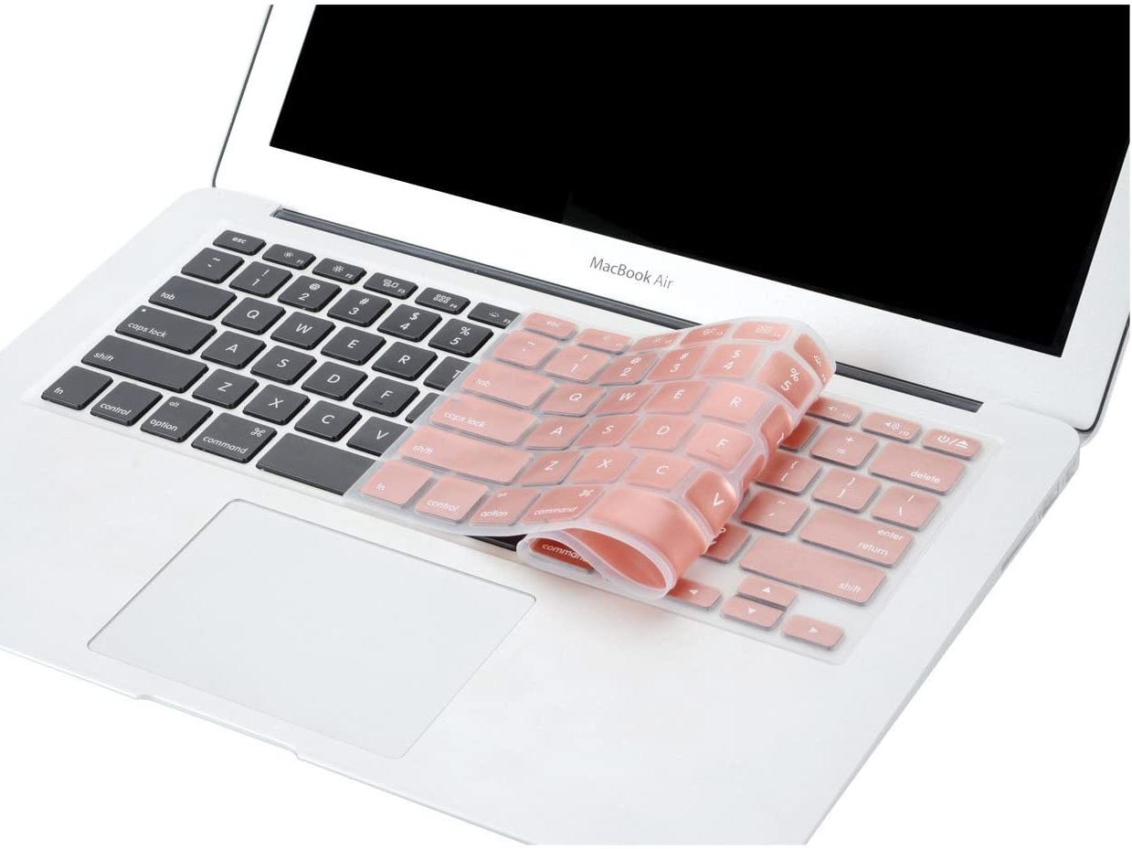 Weiße Laptop-Tastatur mit rosa Tastaturabdeckung - ein tolles Schreibtisch-Accessoire