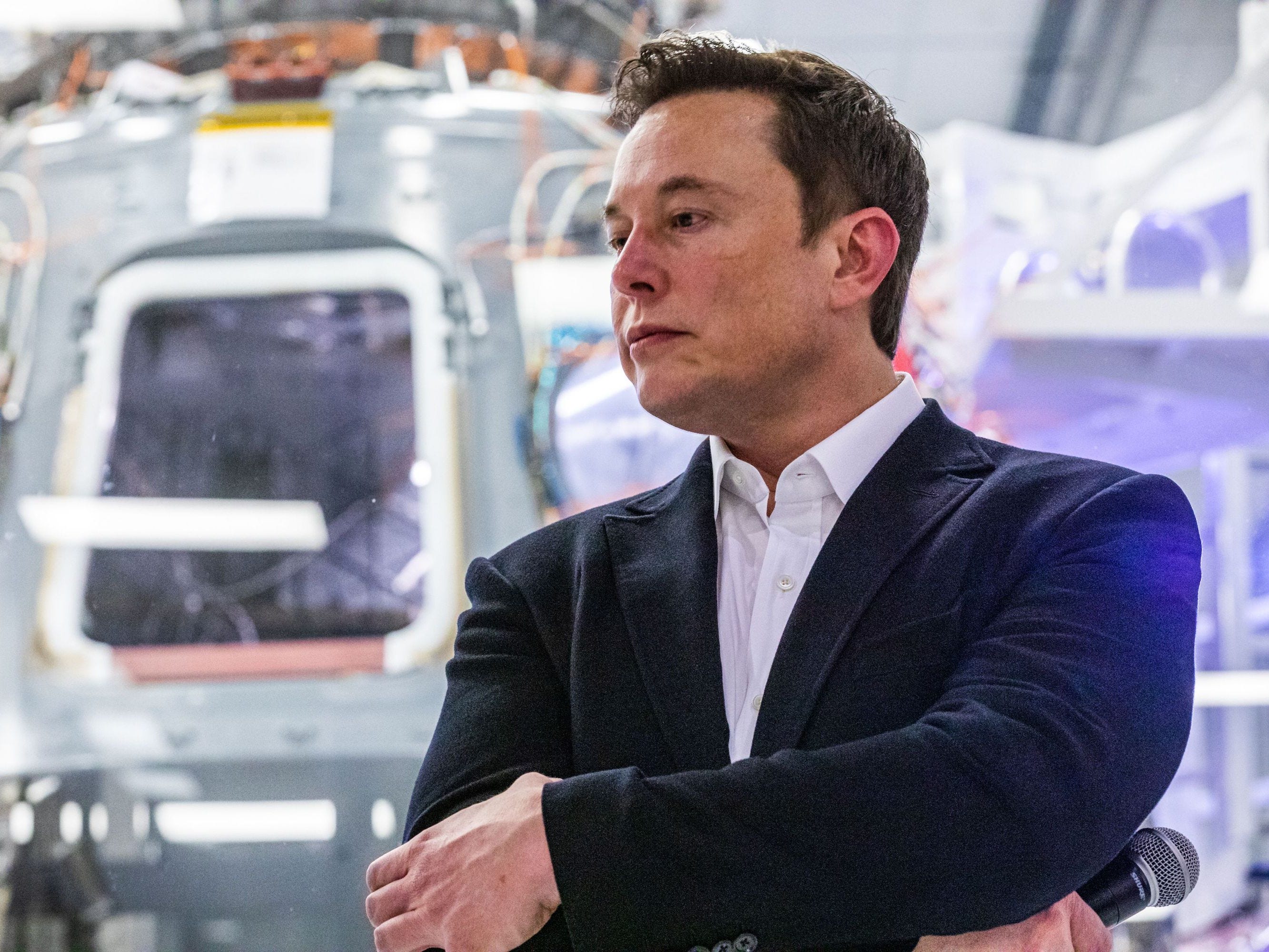 SpaceX-Gründer Elon Musk wendet sich während einer Pressekonferenz am 10. Oktober 2019 in der SpaceX-Zentrale in Hawthorne, Kalifornien, an Medienvertreter, um neue Entwicklungen des wiederverwendbaren Raumfahrzeugs Crew Dragon anzukündigen.