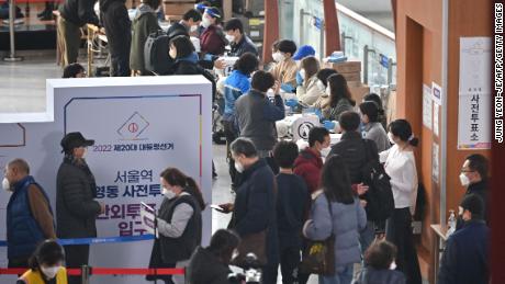 Die Menschen geben ihre Stimme während der vorgezogenen Wahlen für die südkoreanische Präsidentschaftswahl am 4. März in einem Wahllokal in Seoul ab.