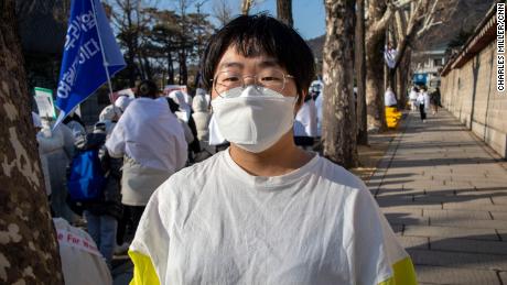 Kim Ju-hee, eine Krankenschwester, bei dem Protest im Zentrum von Seoul am 27. Februar.