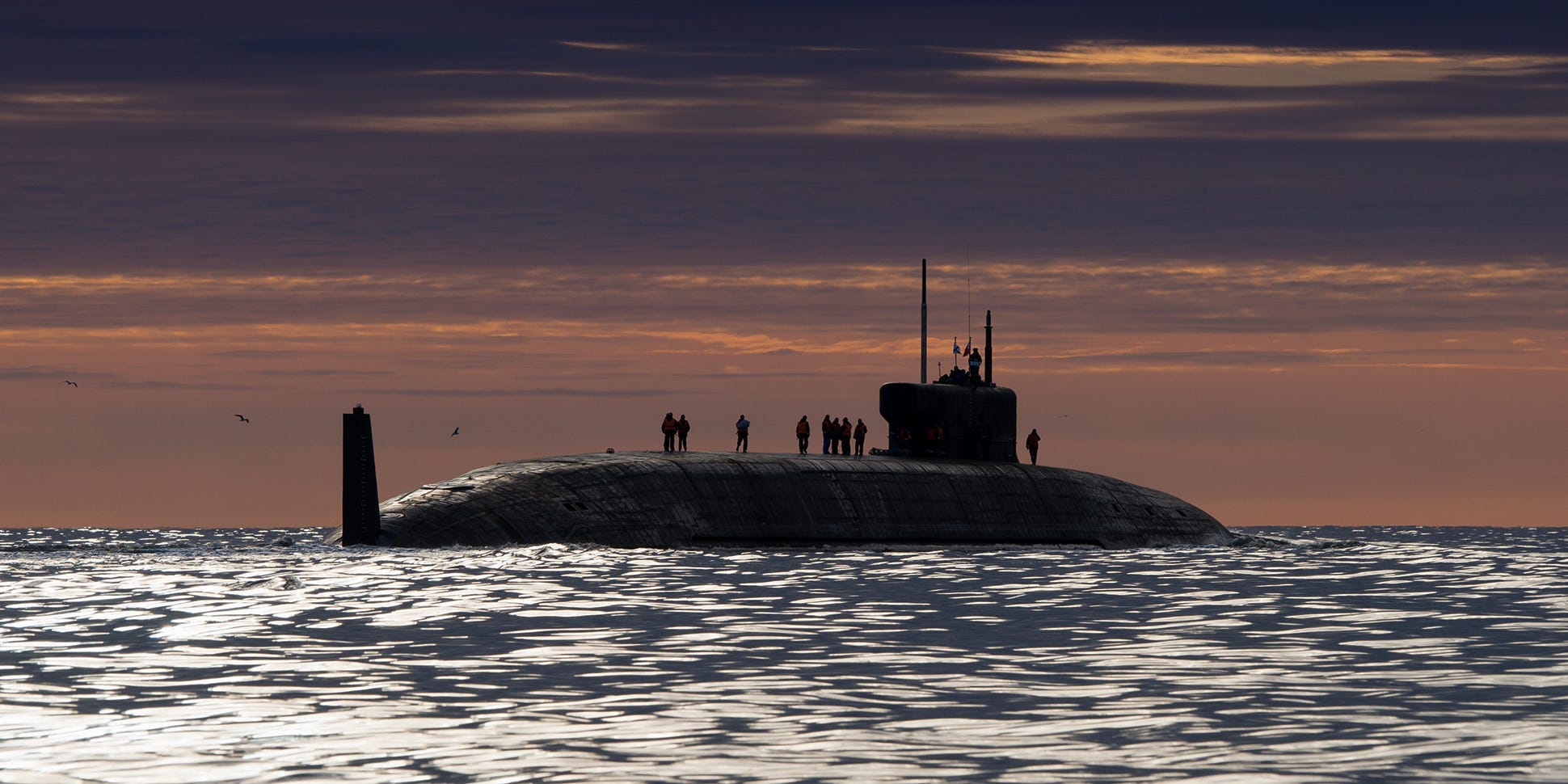 Das nuklearbetriebene ballistische Raketen-U-Boot Knyaz Oleg des Projekts 955A (Borei A) startet zu seiner ersten Probefahrt im Weißen Meer.