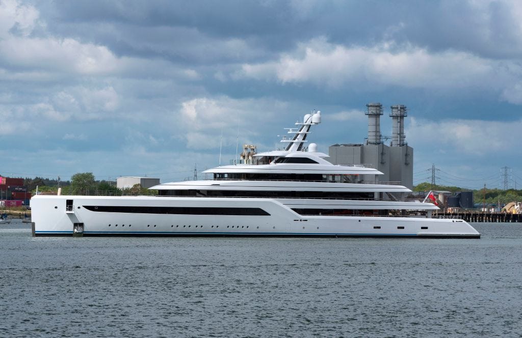 Southampton, England, Großbritannien, Superyacht Dilbar 15.917 Tonnen, im Besitz des russischen Milliardärs Alisher Usmanov, der den Hafen von Southampton verlässt.