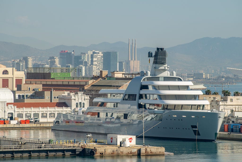 Roman Abramovichs Superyacht Solaris wird am 01. März 2022 in Barcelona, ​​Spanien, im Hafen von Barcelona festgemacht gesehen.