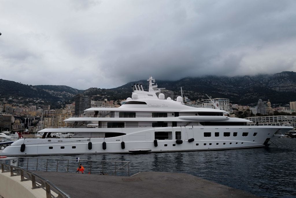 Dieses am 3. März 2022 aufgenommene Foto zeigt die Yacht „Quantum Blue“, den russischen Milliardär Sergei Galitsky, die im Hafen von Monaco angedockt ist