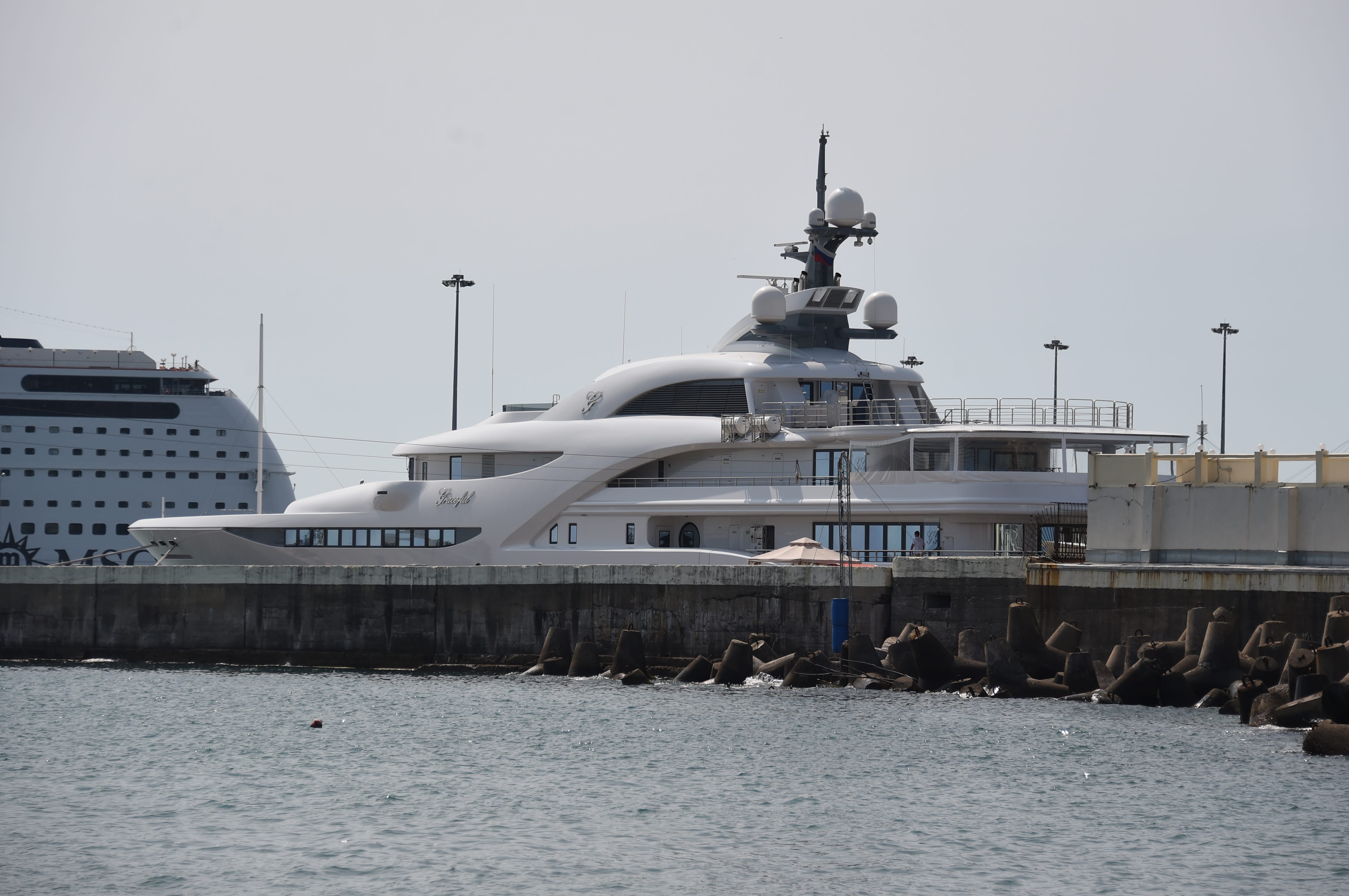 Die Yacht „Graceful“ des russischen Präsidenten Wladimir Putin liegt am 13.07.2015 im Hafen von Sotschi, Russland.