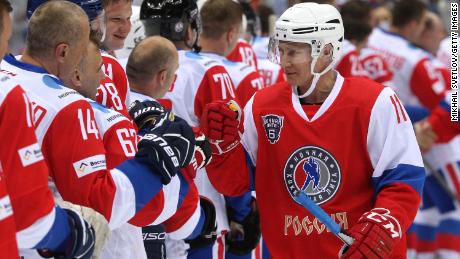 Putin besucht am 10. Mai 2017 in Sotschi, Russland, ein Galaspiel der Night Hockey League-Teams in der Bolschoi-Eisarena. 