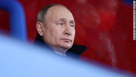 Putin schaut während der Eröffnungszeremonie der Olympischen Winterspiele 2022 in Peking am 4. Februar zu. 