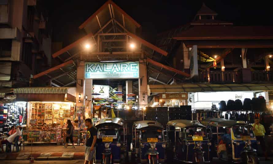 Tuk-Tuk-Fahrer warten 2020 vor einem ungewöhnlich leeren Nachtmarkt in Chiang Mai auf Kunden