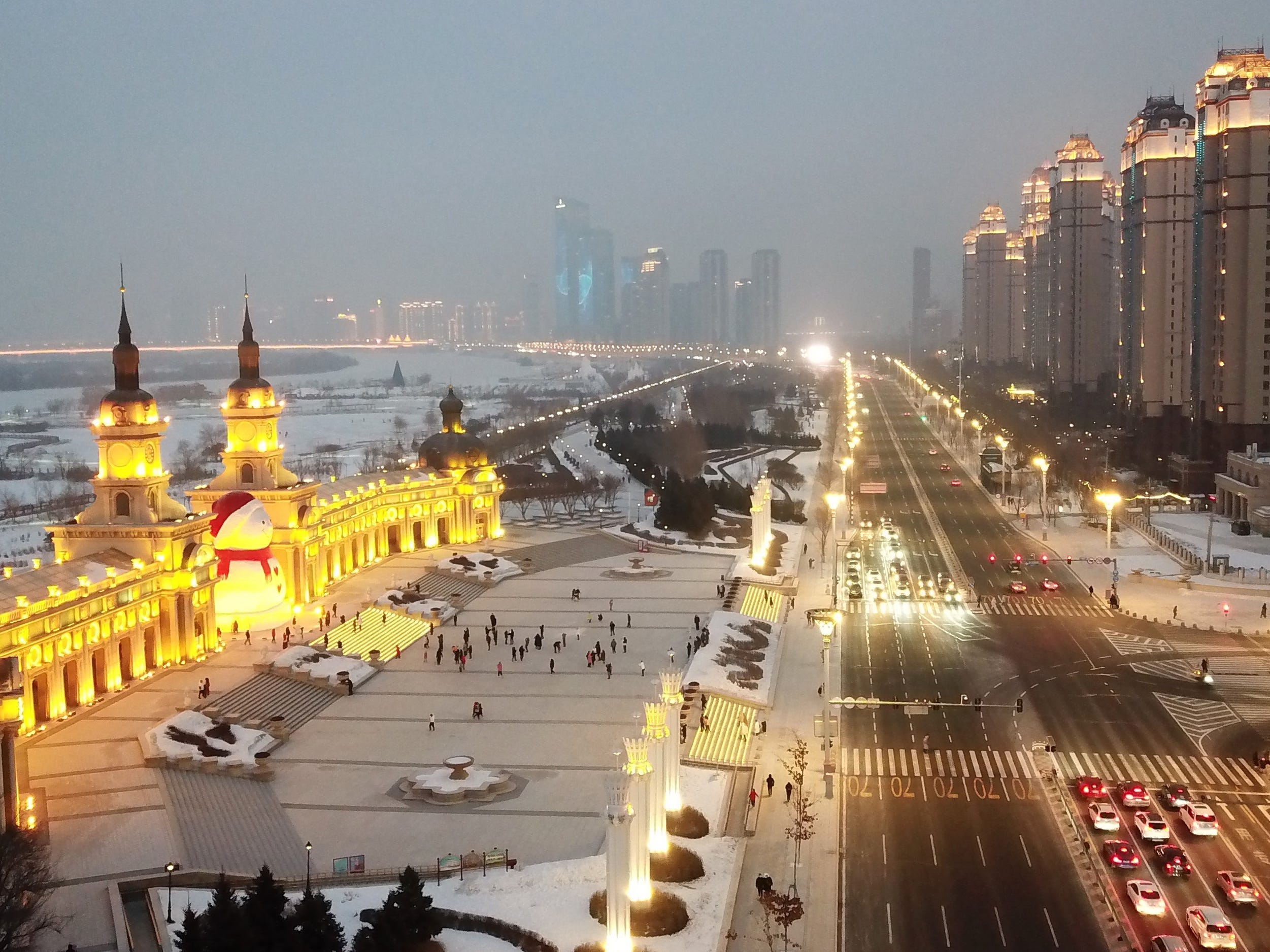 Das am 9. Januar 2022 aufgenommene Luftbild zeigt einen riesigen Schneemann am Flussufer des Flusses Songhua in Harbin, der Hauptstadt der nordostchinesischen Provinz Heilongjiang.