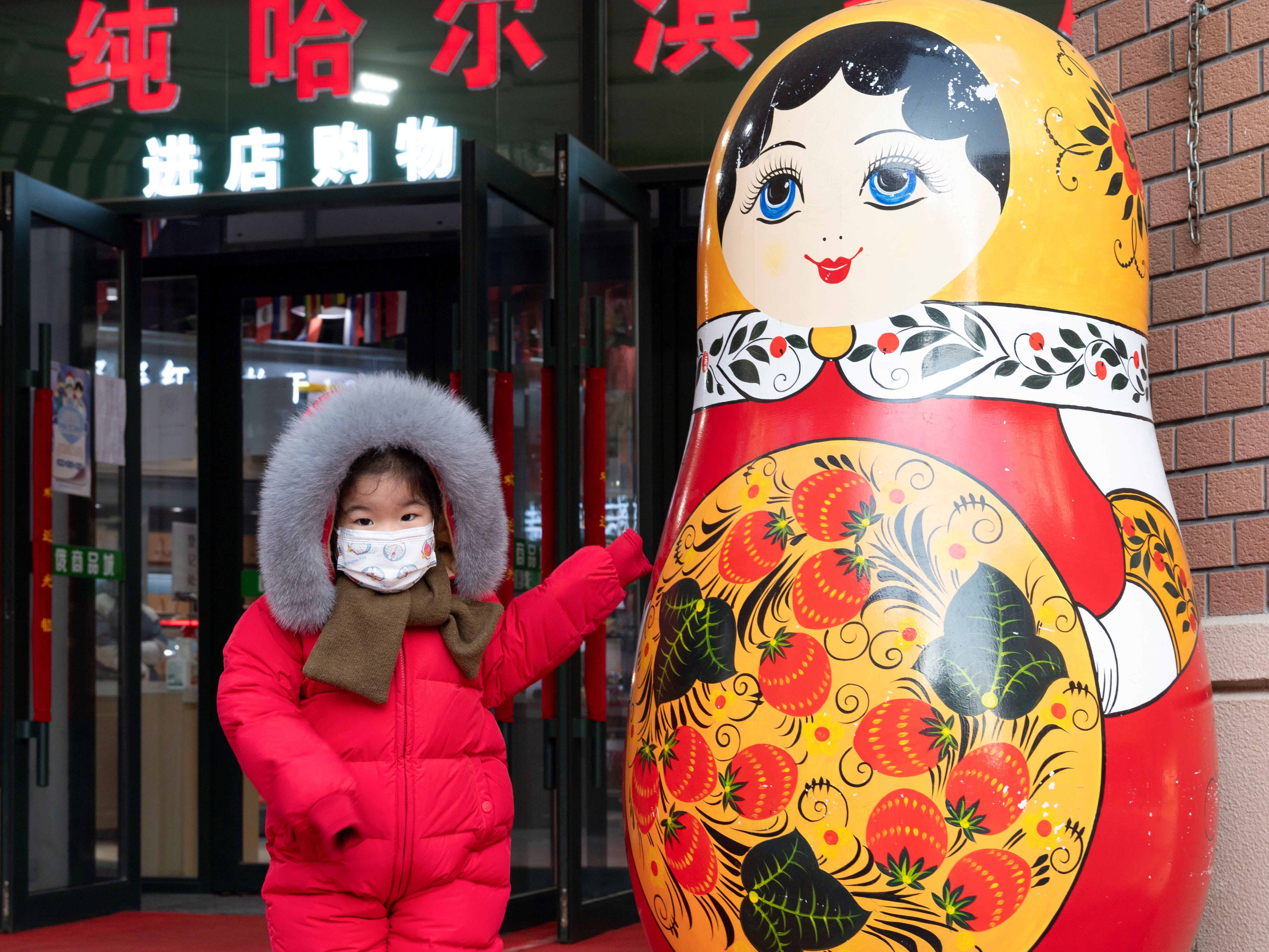 Ein Kind wird am 22. Dezember 2021 in der Central Street in Harbin in der nordostchinesischen Provinz Heilongjiang gesehen.