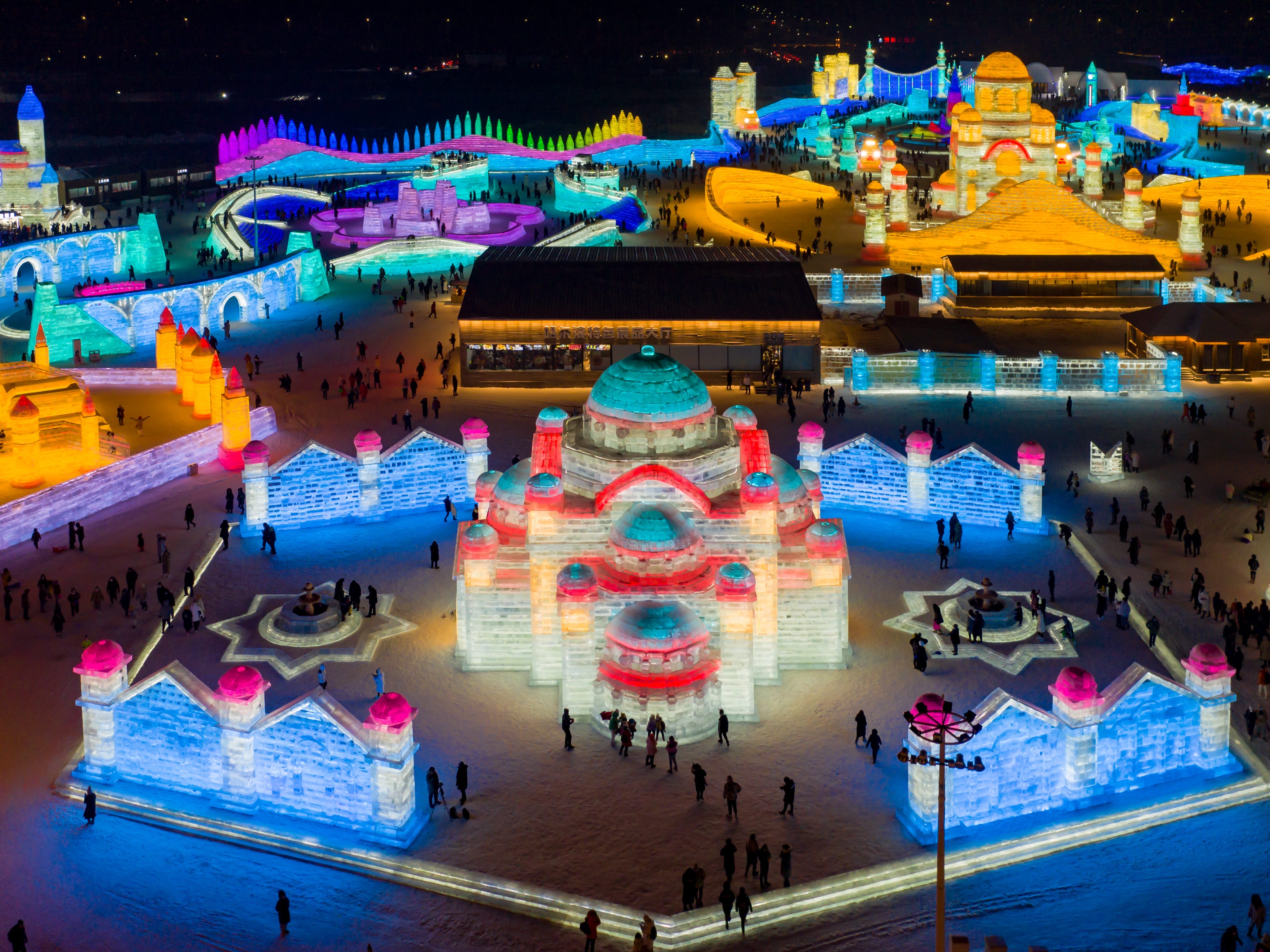 Dezember 2020 aufgenommene Luftbild zeigt Touristen, die die Welt aus Eis und Schnee in Harbin, Provinz Heilongjiang, China, besuchen.