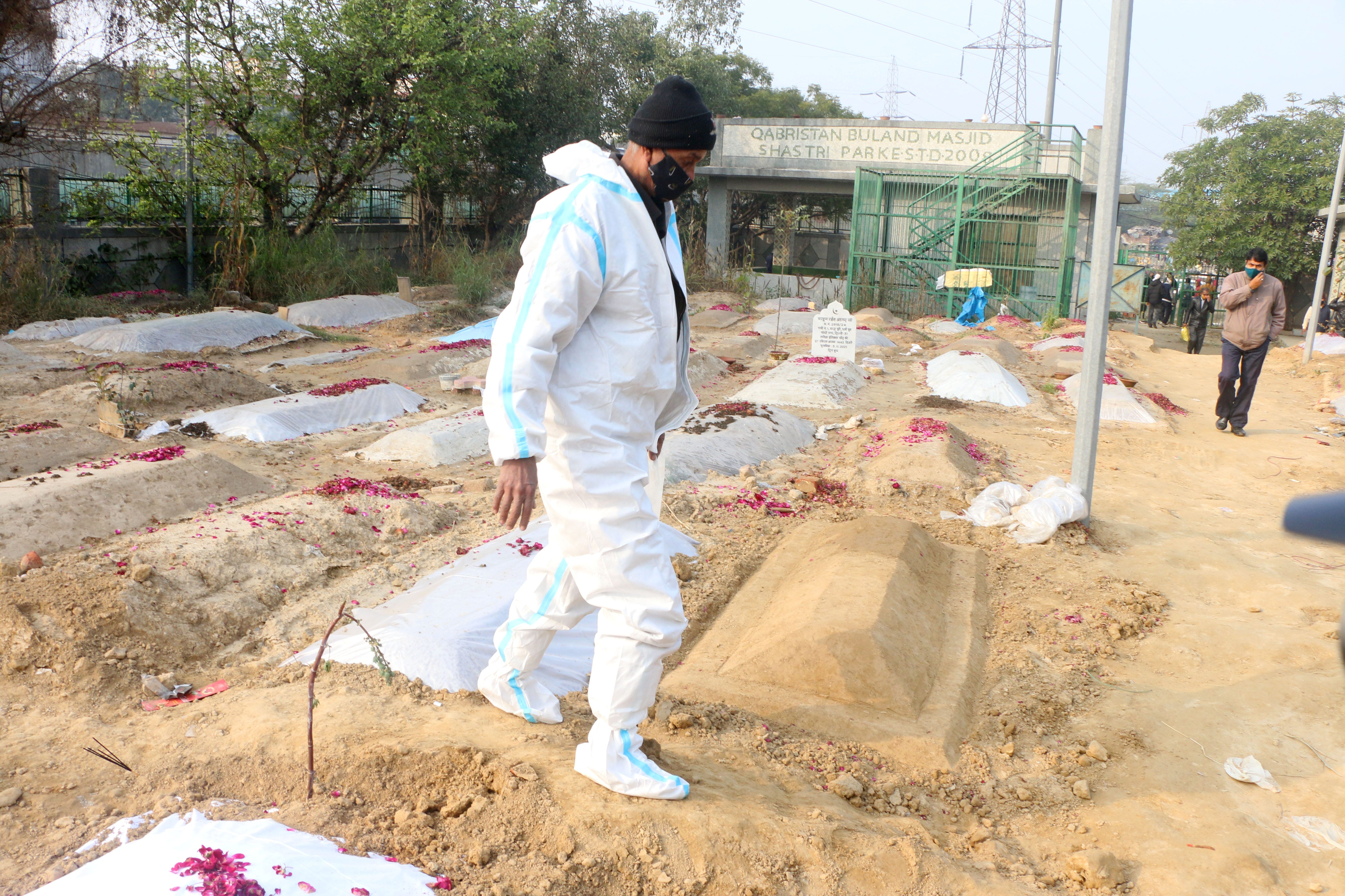 Eine Gruppe von Muslimen führt am 16. Januar 2022 in Neu-Delhi, Indien, den letzten Ritus der Leiche von Covid-19 auf dem Friedhof Shastri Park durch.