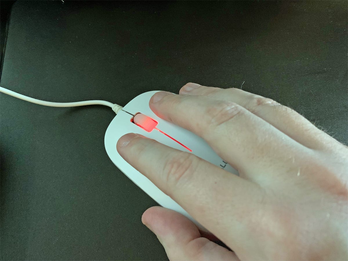Eine Hand auf der Macally USB Wired Mouse