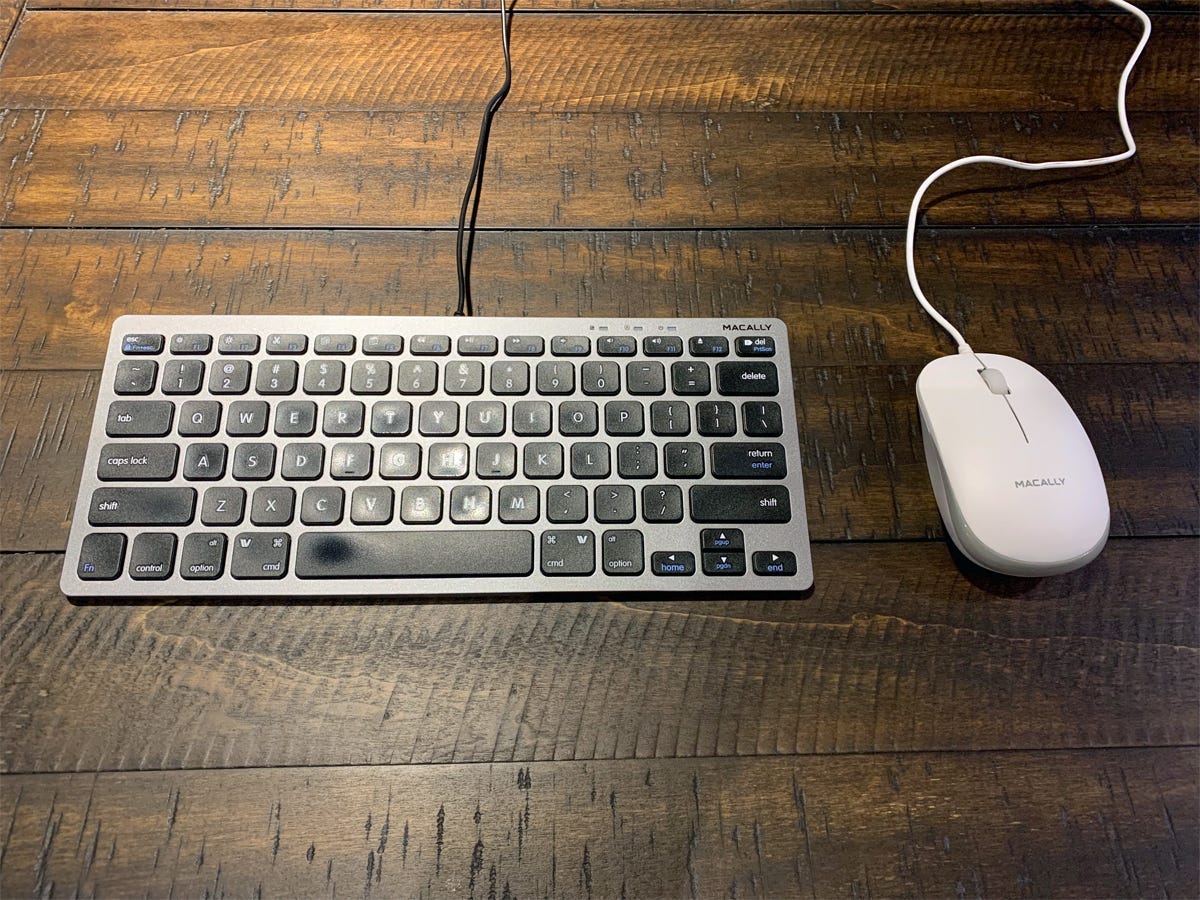 Die kabelgebundene USB-Tastatur und -Maus von Macally nebeneinander auf einem Tisch