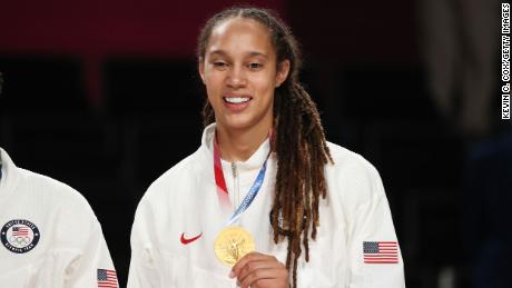 Brittney Griner #15 vom Team United States posiert für Fotos mit ihrer Goldmedaille während der Basketball-Medaillenzeremonie der Frauen am 16. Tag der Olympischen Spiele 2020 in Tokio in der Saitama Super Arena am 08. August 2021 in Saitama, Japan. 