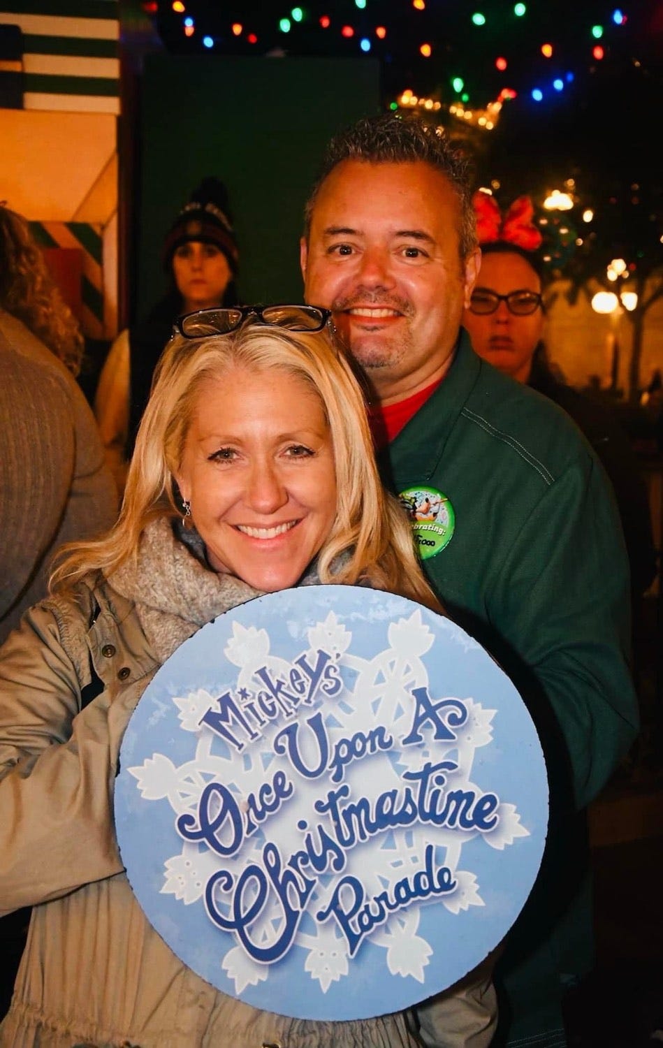 Greg Antonelle und seine Frau bei Disney.