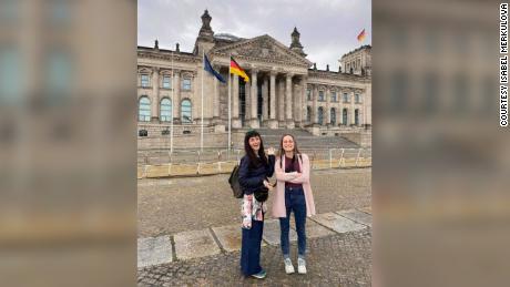 Isabel, links, und Anastasiya posieren vor dem Deutschen Bundestag in Berlin.