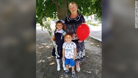 Iryna Lytvyns Mutter – zu der sie in einer belagerten ukrainischen Stadt den Kontakt verloren hat – mit ihren Enkelkindern, bevor die brutale Invasion Moskaus die Familie auseinander riss.