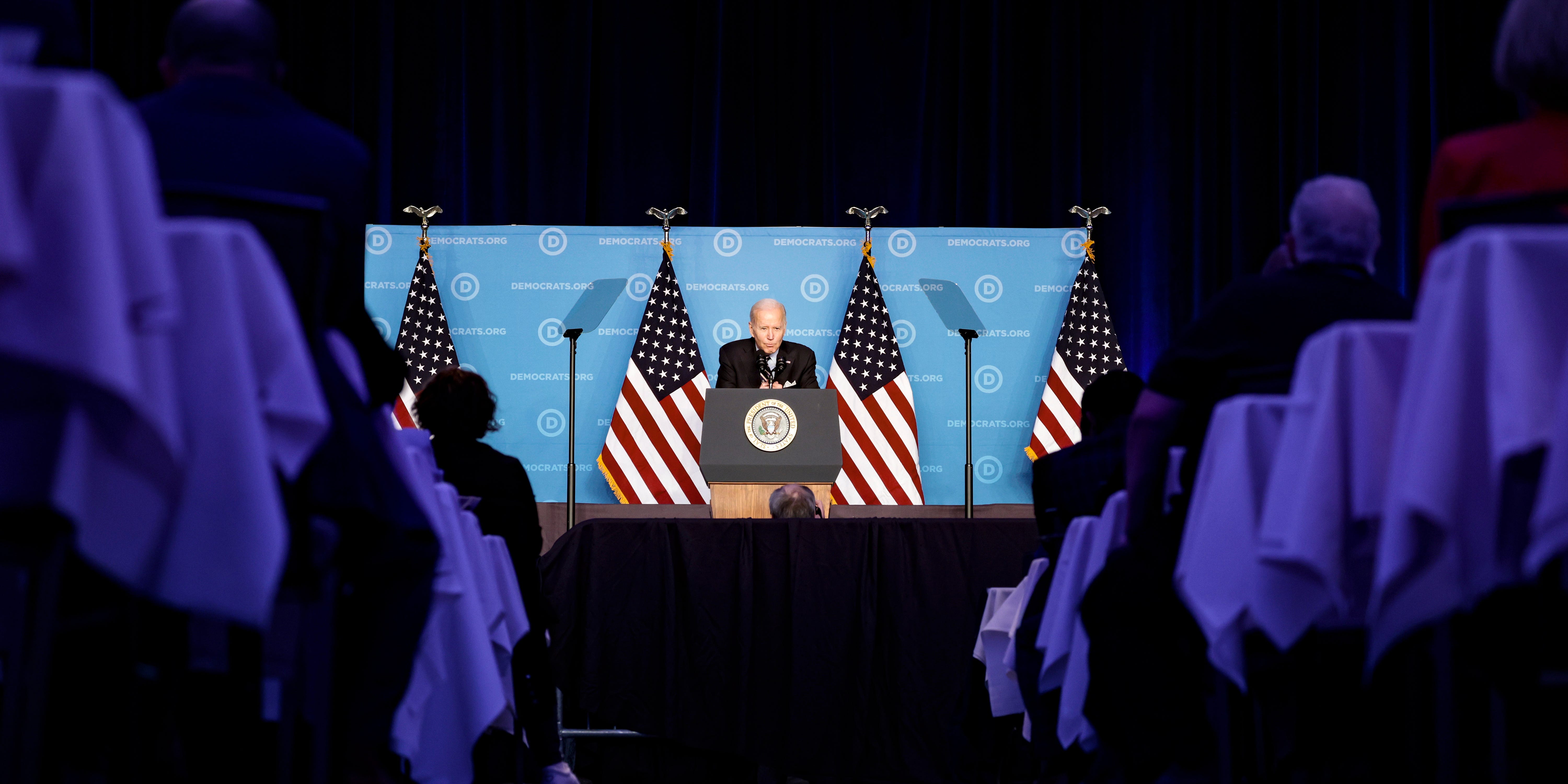 Präsident Joe Biden ist auf der Bühne zu sehen und spricht in einem Ballsaal des Hotels mit Mitgliedern des DNC.