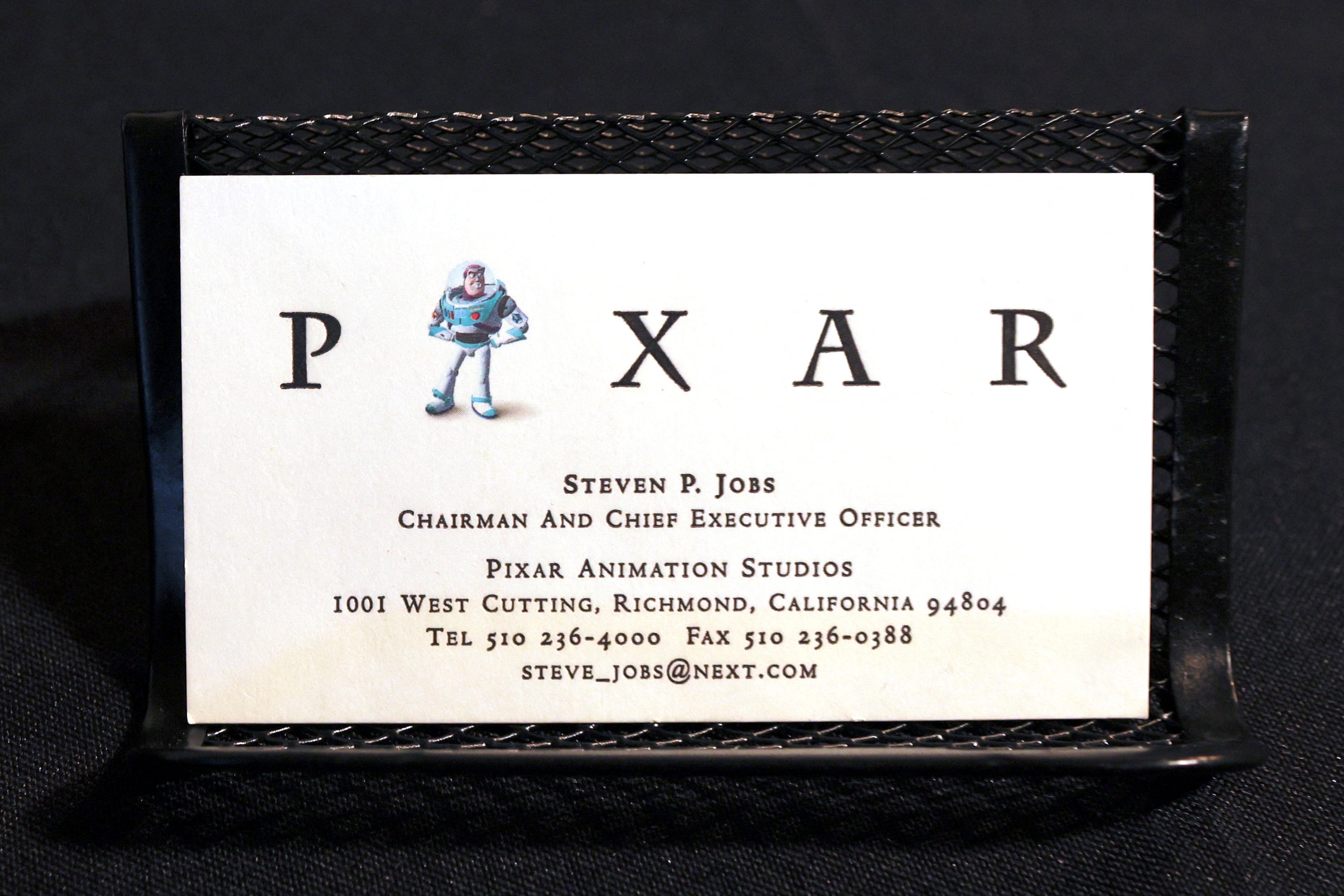 Eine persönliche Visitenkarte von Steve Jobs Pixar Animation Studios aus den 1990er Jahren ist während einer Vorschau der Artikel abgebildet, die im Rahmen der „The Steve Jobs Revolution“-Versteigerung von RR Auction in New York City, USA, am 8. März 2022 angeboten werden.