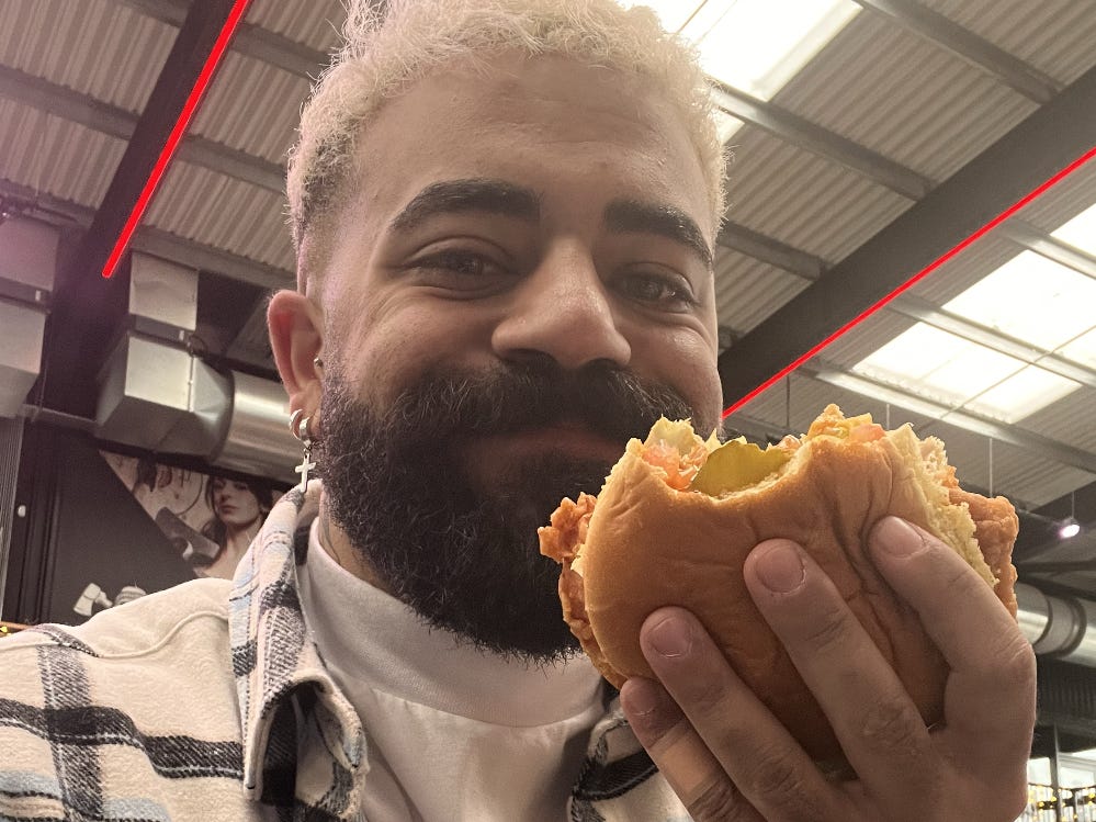 Sam Tabahriti von Insider probiert einen der Brathähnchen-Burger