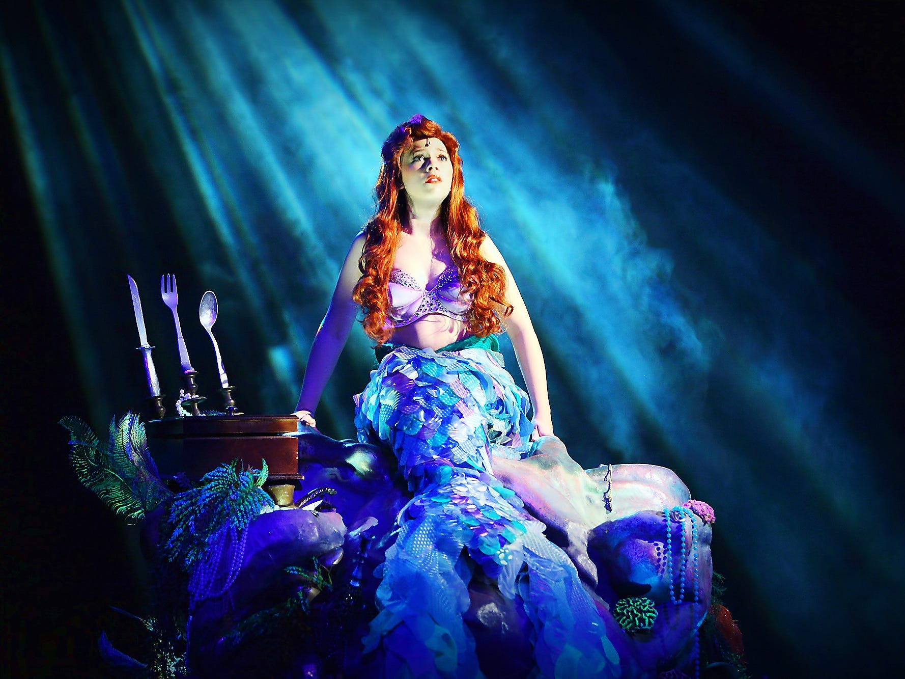 Performer in Ariel the Little Mermaid Kostüm singen am Set