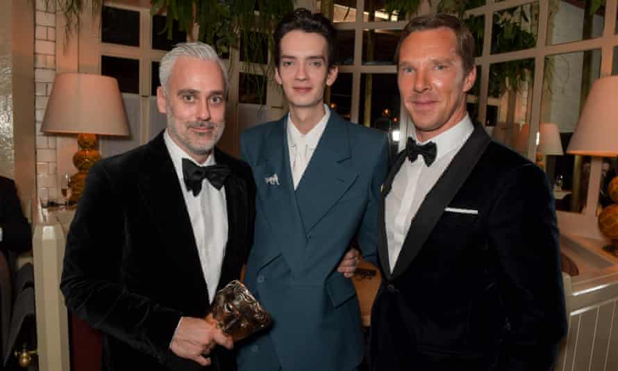 Wo sich der rote Teppich trennt … Produzent Iain Canning, Kodi Smit-McPhee und Benedict Cumberbatch auf der Netflix Bafta-Party.