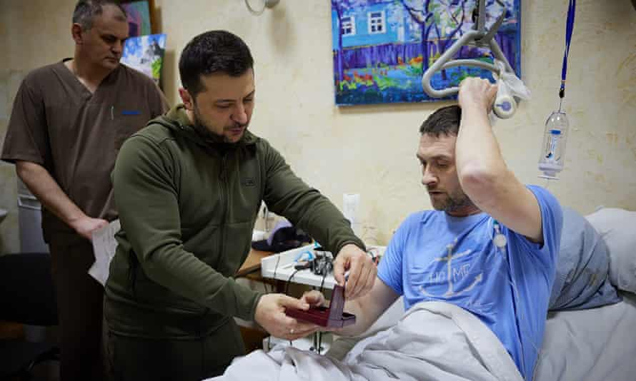 Der ukrainische Präsident Wolodymyr Selenskyj überreicht einem verwundeten Soldaten bei seinem Besuch in einem Krankenhaus in Kiew eine Staatsmedaille