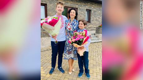Yulia Gerbut und ihre beiden Söhne am 1. September 2021, am ersten Schultag in der Ukraine.