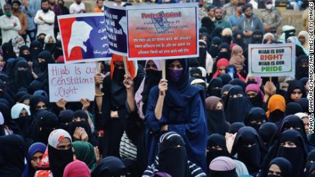 Hijab-Proteste breiteten sich in Indien aus, da Mädchen sich weigerten, zu sagen, was sie nicht tragen sollten