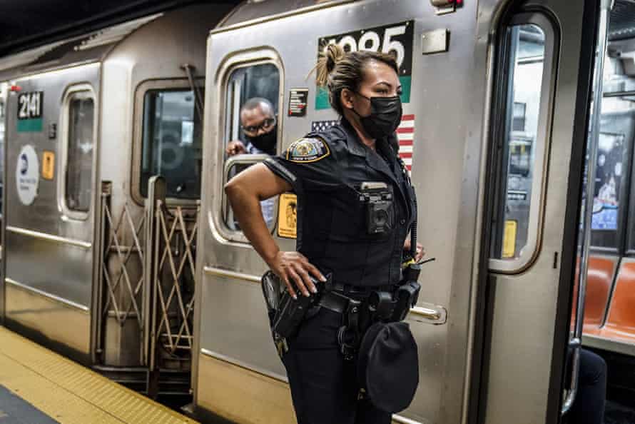 Ein New Yorker Beamter und ein U-Bahn-Schaffner inspizieren den U-Bahnsteig an der Station Grand Central Terminal.