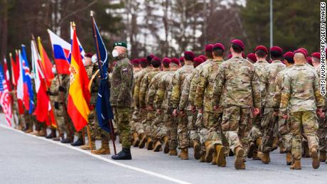 Soldaten einer Luftlandebrigade der US-Armee werden am 25. Februar auf der Adazi-Militärbasis der lettischen Streitkräfte in Adazi, Lettland, gesehen.