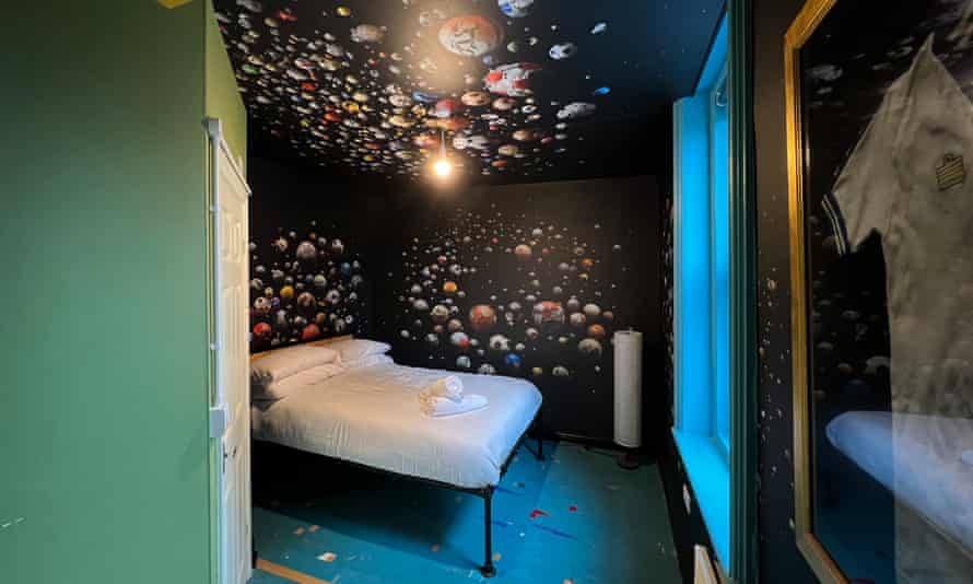 Das Ocean Galaxy Doppelzimmer von Mandy Barker.
